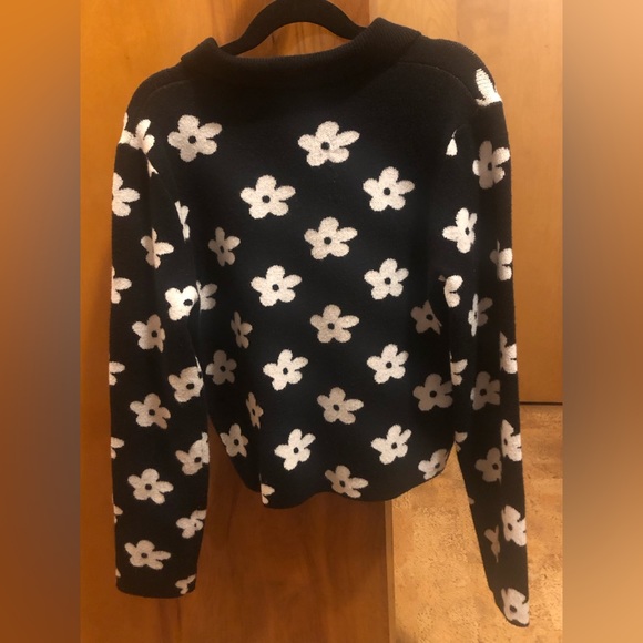 HESPERUS Black & White Daisy Button Down Collar Cardigan - Picture 2 of 7